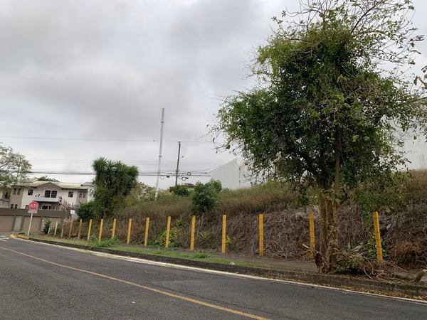Se VENDE lote esquinero en Ayarco Sur