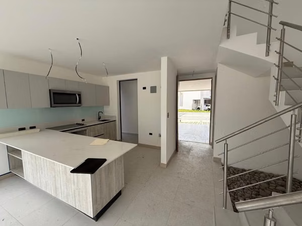 NUEVA EN CONDOMINIO