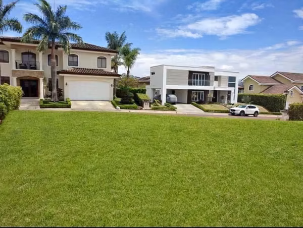 Se vende lindo lote - Condominio La Riviera