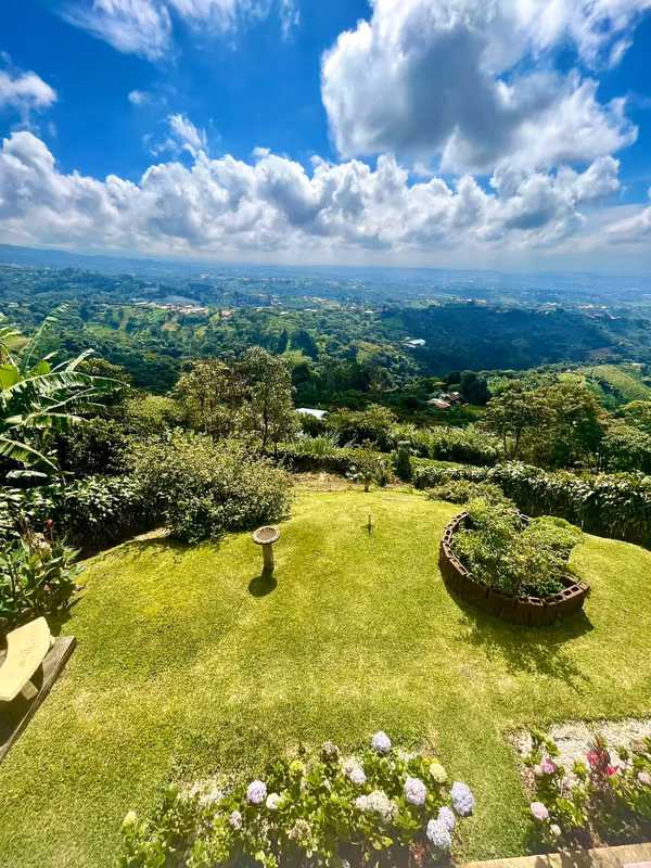 CASA CON ESPECTACULARES VISTAS AL VALLE CENTRAL