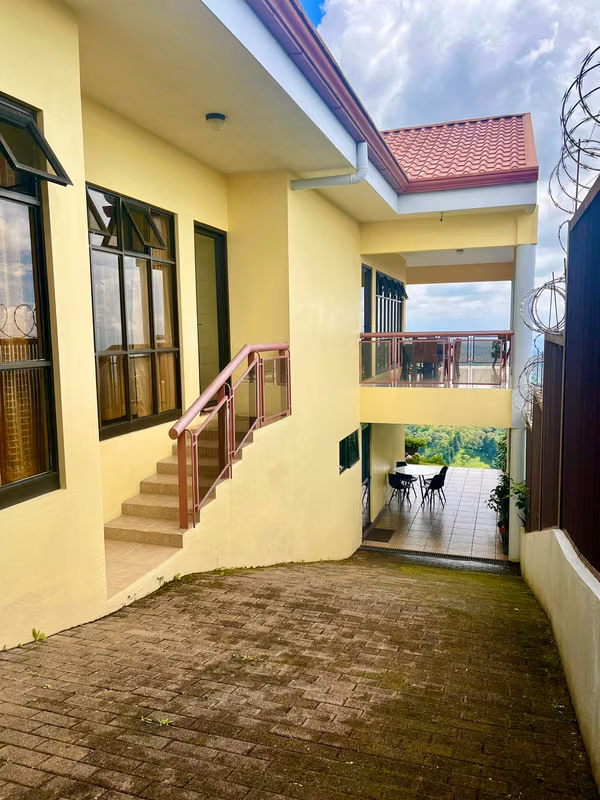 CASA CON ESPECTACULARES VISTAS AL VALLE CENTRAL