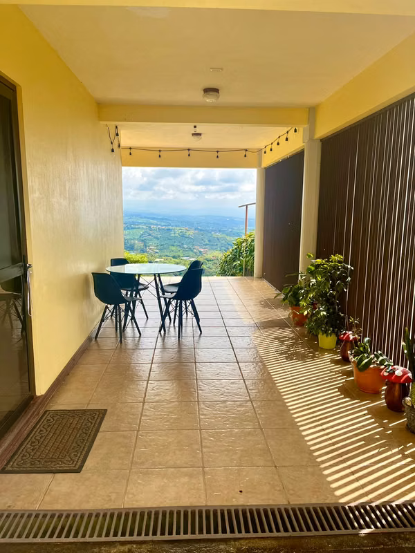 CASA CON ESPECTACULARES VISTAS AL VALLE CENTRAL