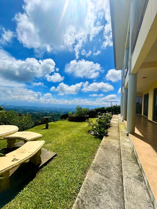 CASA CON ESPECTACULARES VISTAS AL VALLE CENTRAL
