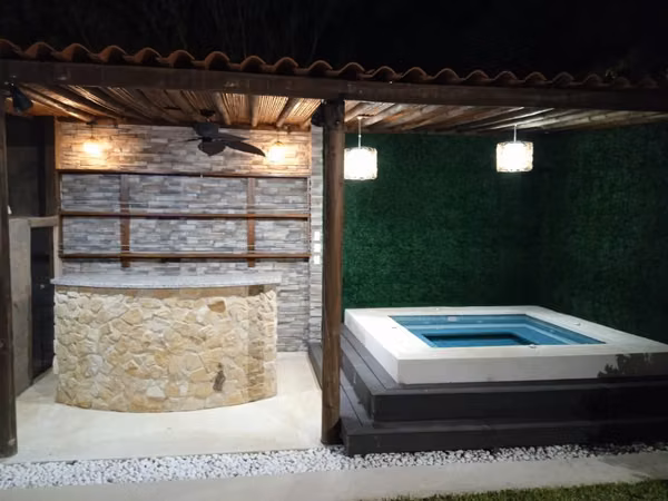 Elegante residencia en alquiler con piscina y amplias áreas verdes en Brasil de Mora, Ciudad Colón