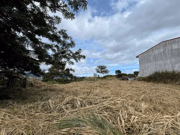 SE VENDE LOTE INDEPENDIENTE - RES. C/ AGUJA - GUAYABOS - CURRIDABAT