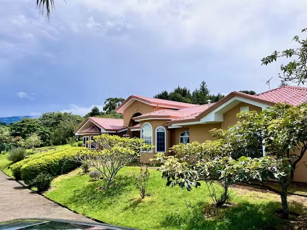 Vivienda cerca del centro de San Rafael 8820m2 terreno