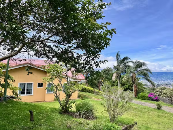 Vivienda cerca del centro de San Rafael 8820m2 terreno