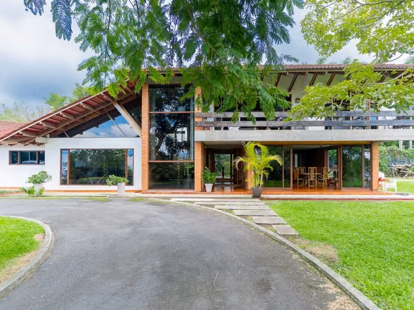 VENTA DE CASA EN SANTO DOMINGO DE HEREDIA CON AMPLIOS JARDINES