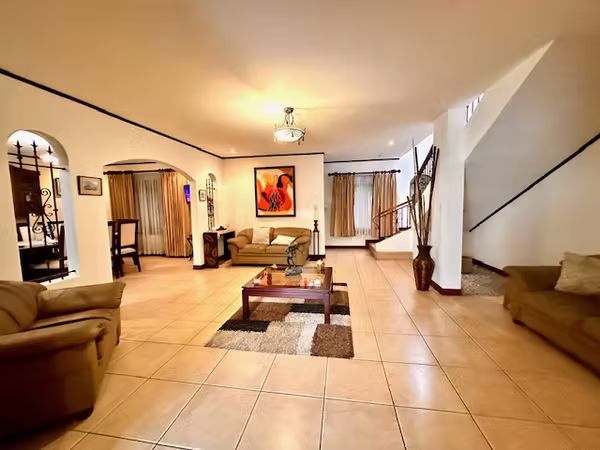 Casa de 4 habitaciones en residencial Ayarco Sur, Curridabat
