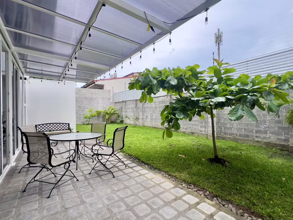 Lindora - Moderna - Casa + 2 Apartamentos - Alta Rentabilidad