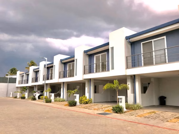 VENTA DE CASA CON LINEA BLANCA EN CONDOMINIO-SANTA ANA