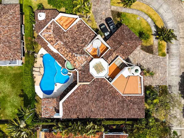 VENTA DE CASA EN CONDOMINIO BOSQUES DE LINDORA CON PISCINA