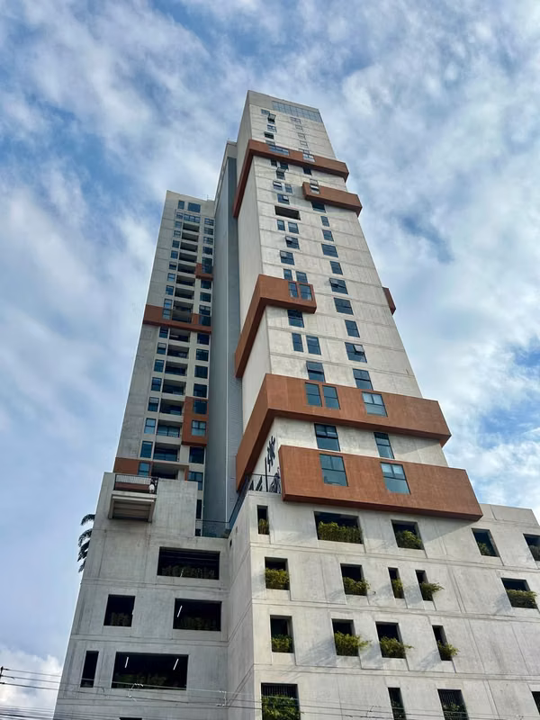 Alquiler de apartamento en condominio en Escalante.