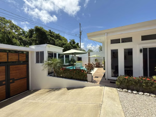 Se vende casa de playa con piscina en Samara, Guanacaste, Costa Rica.