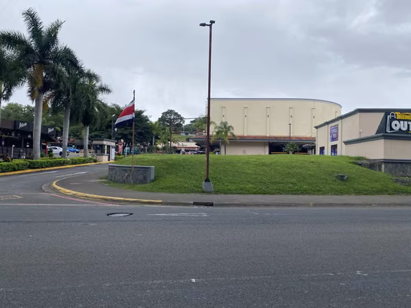 LOTE EN CENTRO COMERCIAL LA RIBERA DE BELEN