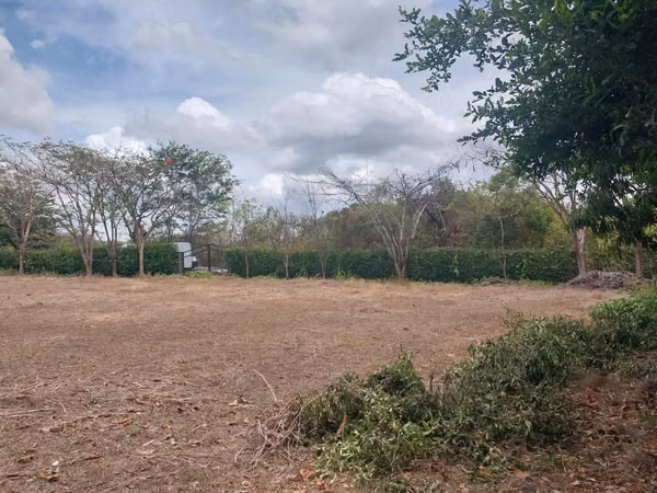 Amplio lote de 6.800 m² con construcción parcial