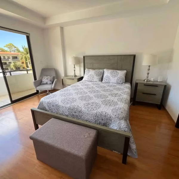 Apartamento contemporáneo con línea blanca en Escazú Village