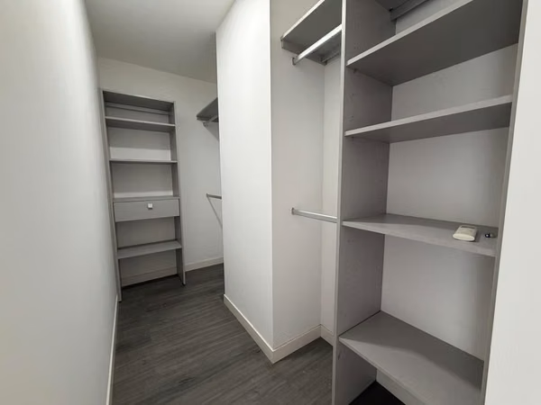 Apartamento contemporáneo con línea blanca en Escazú Village