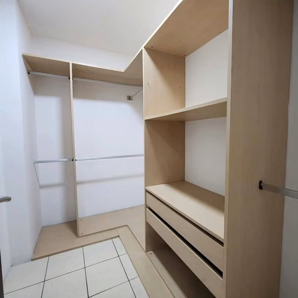 Apartamento contemporáneo con línea blanca en Escazú Village