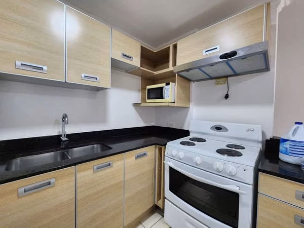 Apartamento contemporáneo con línea blanca en Escazú Village