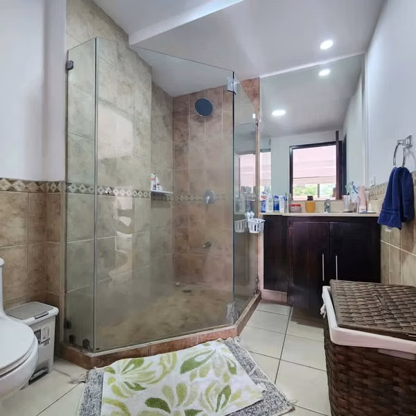 Apartamento contemporáneo con línea blanca en Escazú Village