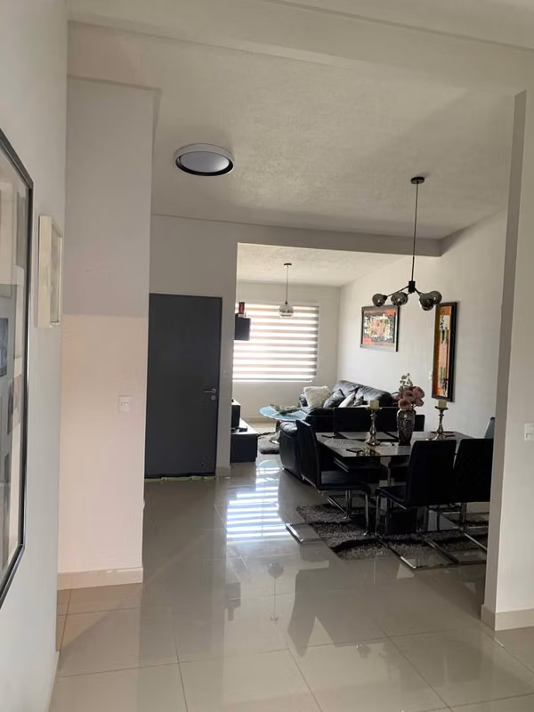 ¡Se vende casa Condominio en Robles de Lindora!