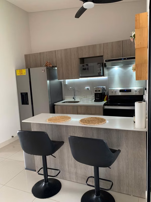 ¡Se vende casa Condominio en Robles de Lindora!