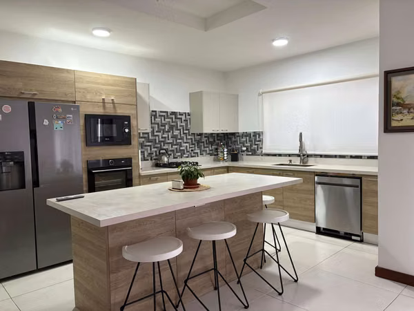 Espectacular casa en Residencial La Floresta/Flores/ Heredia