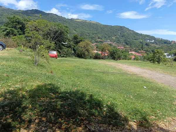 Se vende lote en el centro de Escazú, San José