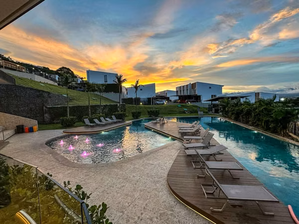 Alquiler de Casa en condominio Santa Ana, Rio Oro