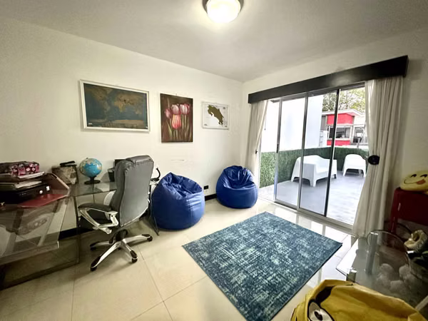 Espaciosa Casa Familiar con Terraza, Patio y Seguridad