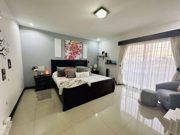 Espaciosa Casa Familiar con Terraza, Patio y Seguridad