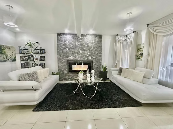 Espaciosa Casa Familiar con Terraza, Patio y Seguridad