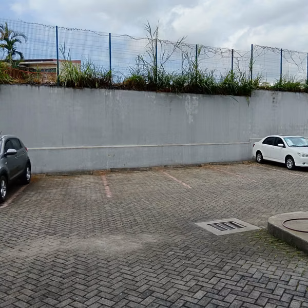 Oficina, 10 m2 ubicada en Curridabat, se comparte áreas comunes, 315. 000