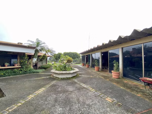 Propiedad Comercial Premium – Zonas Verdes + Salones + Piscina – ¡Lista para Operar!