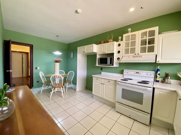 Propiedad Comercial Premium – Zonas Verdes + Salones + Piscina – ¡Lista para Operar!