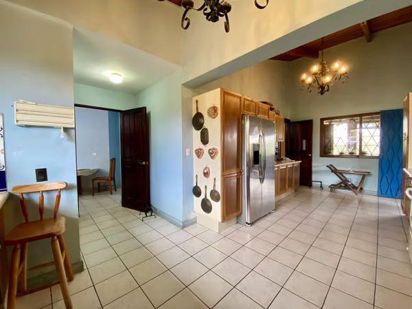 Propiedad Comercial Premium – Zonas Verdes + Salones + Piscina – ¡Lista para Operar!