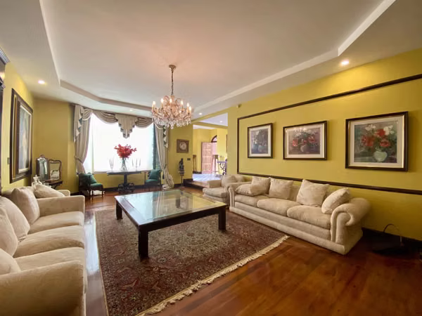 Propiedad Comercial Premium – Zonas Verdes + Salones + Piscina – ¡Lista para Operar!