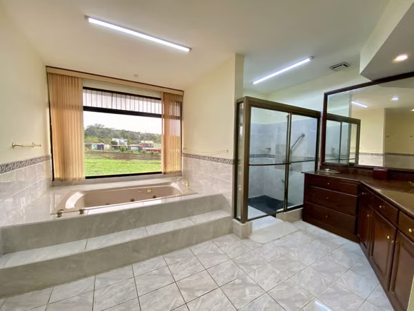 Propiedad Comercial Premium – Zonas Verdes + Salones + Piscina – ¡Lista para Operar!