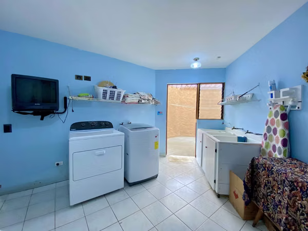 Propiedad Comercial Premium – Zonas Verdes + Salones + Piscina – ¡Lista para Operar!