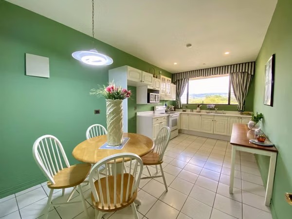 Propiedad Comercial Premium – Zonas Verdes + Salones + Piscina – ¡Lista para Operar!