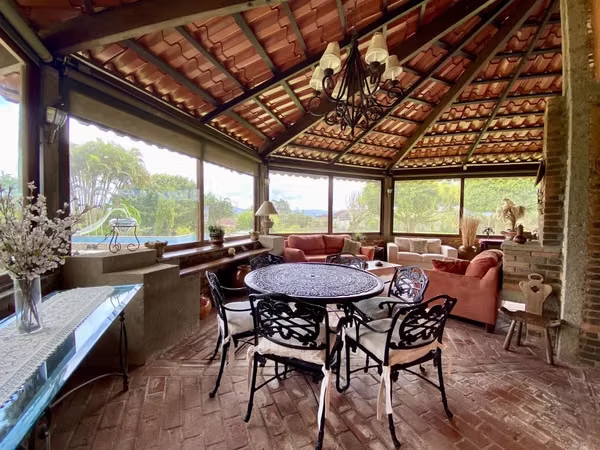 Propiedad Comercial Premium – Zonas Verdes + Salones + Piscina – ¡Lista para Operar!