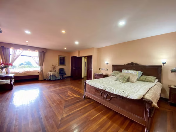 Propiedad Comercial Premium – Zonas Verdes + Salones + Piscina – ¡Lista para Operar!