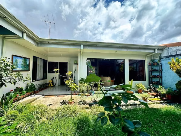 House for sale in Zapote San José (El Trébol Urbanization)