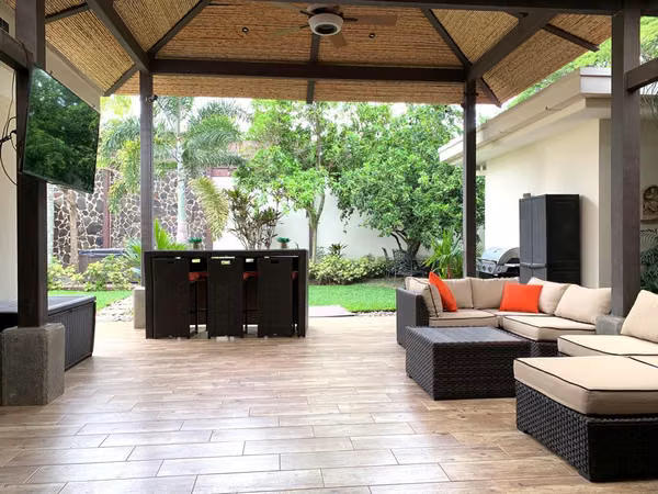Venta de Casa en Heredia Bosques de Doña Rosa  Belén | 600 m² de Terreno | Jacuzzi