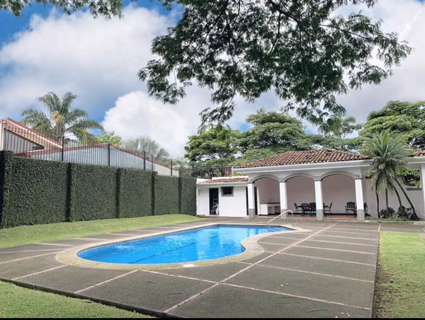 Venta de Casa en Heredia Bosques de Doña Rosa  Belén | 600 m² de Terreno | Jacuzzi