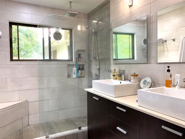 Venta de Casa en Heredia Bosques de Doña Rosa  Belén | 600 m² de Terreno | Jacuzzi