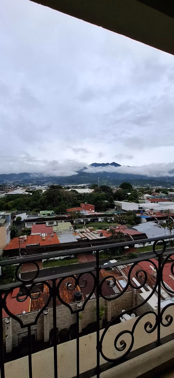 Alquiler de apartamento en condominio en Sabana.