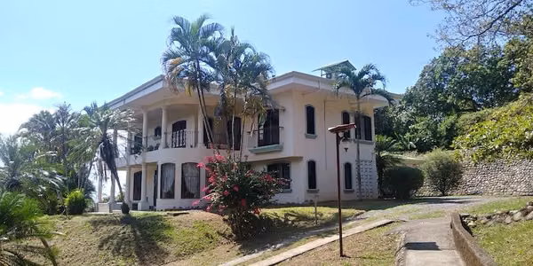 Propiedad en San Mateo de Alajuela, con tres casas y dos piscinas.