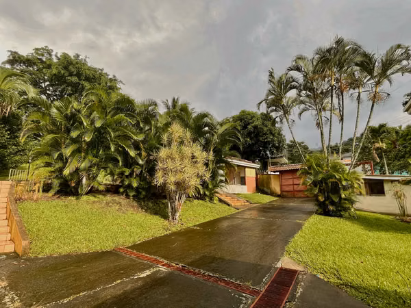 SE VENDE CASA INDEPENDIENTE PARA REMODELAR - ALTO DE LAS PALOMAS - SANTA ANA